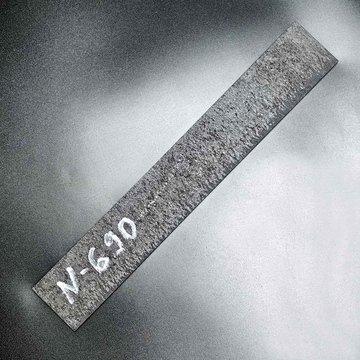 Заготовка для ножа из стали N-690 размеры: 300х40х4,5 мм